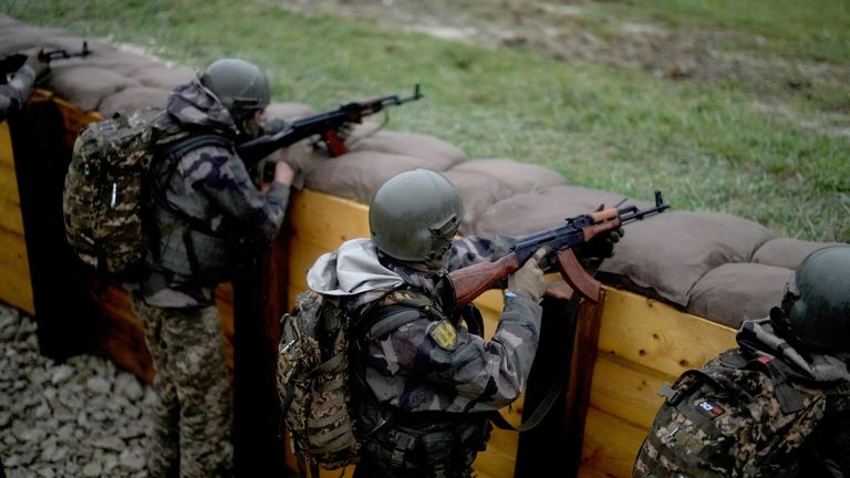 Ukraynalı askerler Fransa'nın doğusundaki bir askeri kampta eğitim görüyor.  Resim: Reuters