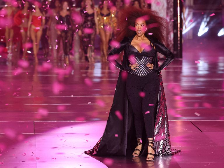 Tyra Banks desfila durante o Victoria's Secret Fashion Show de 2024 em 15 de outubro de 2024 na cidade de Nova York. REUTERS/André Kelly