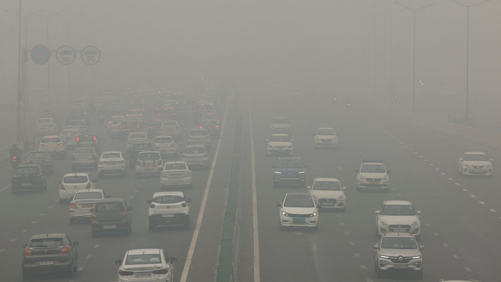 New Delhi air pollution: Schools closed and construction stopped as smog worsens to levels far above WHO safety limit | World News