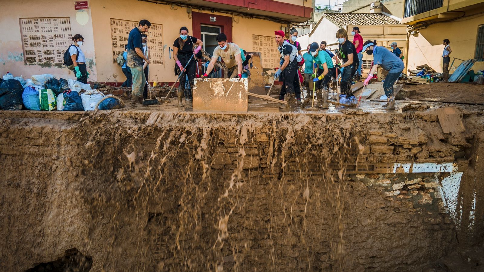 Angry crowds hurl mud and insults at King of Spain as he visits town ...