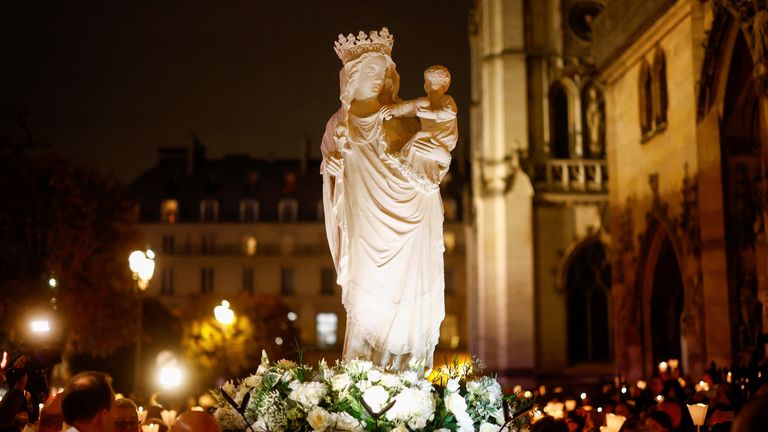 A Virgin Mary statue replica is carried during a candle procession, open to the public, as the original is due to be brought back to Notre Dame Cathedral, after it was kept at the Saint-Germain-l&#39;Auxerrois church for five years since Notre Dame was ravaged by a fire in 2019, in Paris, France, November 15, 2024. REUTERS/Stephanie Lecocq REFILE - CORRECTING STATUE PICTURED TO REPLICA