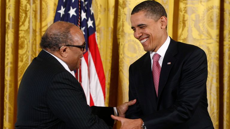 U.S. President Barack Obama congratulates musician, composer, record producer, and arranger Quincy Jones after presenting the 2010 National Medal of Arts during a ceremony in the East Room of the White House in Washington, March 2, 2011. REUTERS/Larry Downing (UNITED STATES - Tags: POLITICS ENTERTAINMENT)