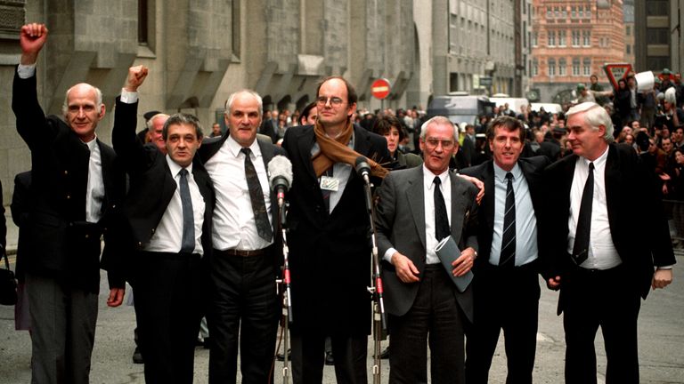 Birmingham Six przed Old Bailey w Londynie po uchyleniu ich wyroków skazujących. Od lewej do prawej: John Walker, Paddy Hill. Hugh Callaghan, poseł Chris Mullen (który agitował na rzecz ich uwolnienia), Richard McIlkenny, Gerry Hunter i William Power. 