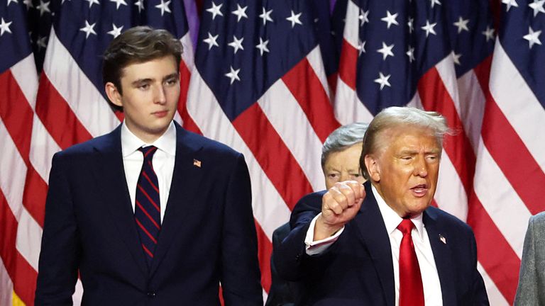 De Republikeinse presidentskandidaat, de voormalige Amerikaanse president Donald Trump, gebaart naast zijn vrouw Melania Trump, zoon Barron Trump en de Republikeinse vice-presidentskandidaat JD Vance, na de eerste resultaten van de Amerikaanse presidentsverkiezingen van 2024 in het Palm Beach County Convention Center, in West Palm Beach, Florida, VS, 6 november 2024. REUTERS/Brendan McDermid