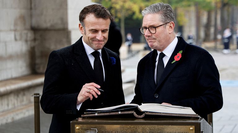 Emmanuel Macron and  Keir Starmer  sign the Golden Book of the Unknown soldier's sacred flame