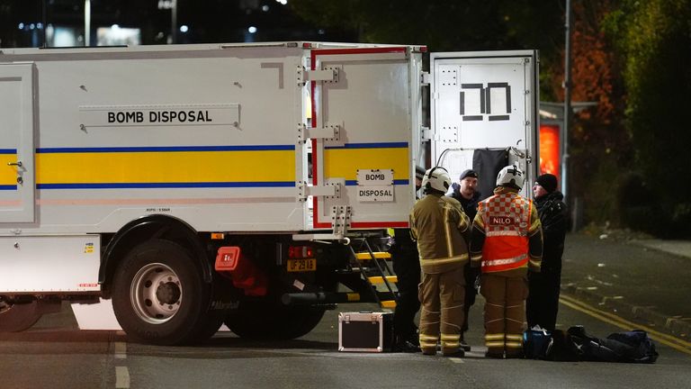 Jednostka usuwania bomb przed dworcem autobusowym Buchanan w centrum Glasgow. Trzech mężczyzn zostało aresztowanych, a dworzec autobusowy ewakuowano po wezwaniu saperów po otrzymaniu doniesień o a 