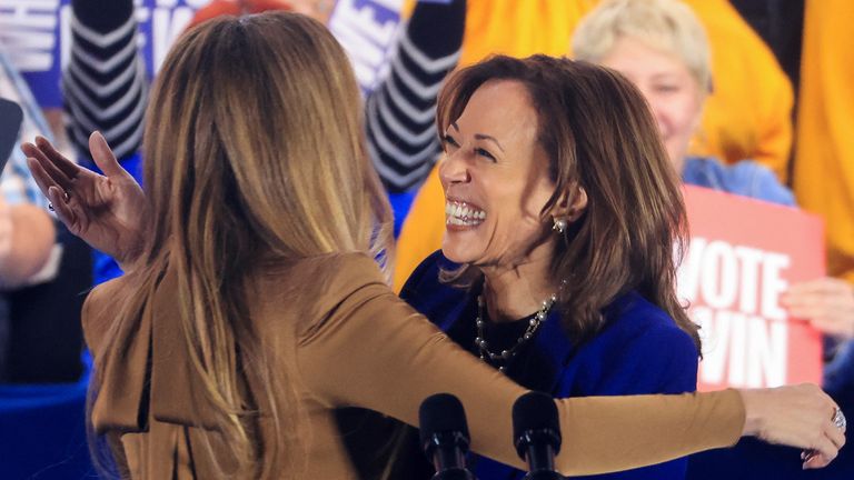 Kamala Harris abraça Lopez. Foto: Reuters