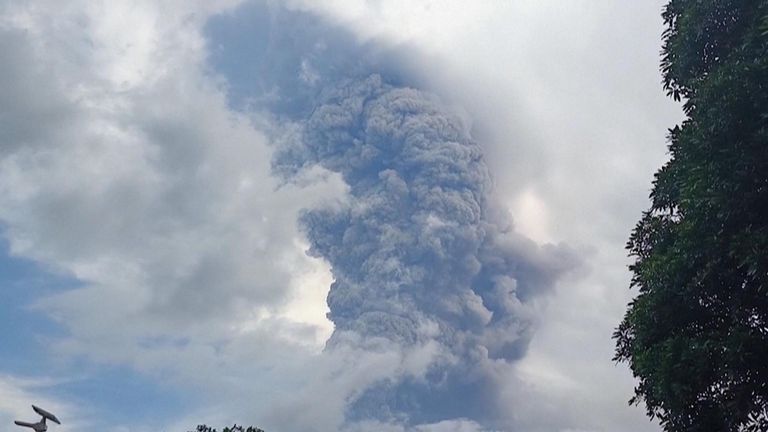 Mt Lewotobi Laki Laki: Danger zone expanded as volcano spews towering ...