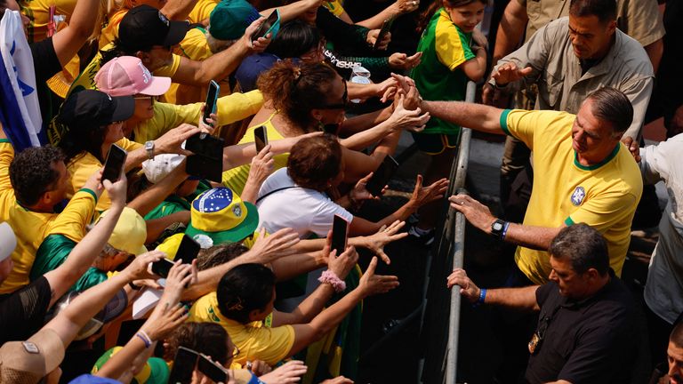 Były prezydent Brazylii Jair Bolsonaro uczestniczy w proteście przeciwko Sądowi Najwyższemu Brazylii w Dzień Niepodległości przy Paulista Avenue, Sao Paulo, Brazylia, 7 września 2024 r. REUTERS/Carla Carniel