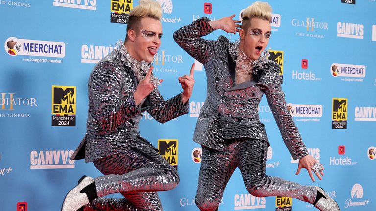 John dhe Edward Grimes nga Jedward pozojnë në tapetin e kuq për MTV Europe Music Awards 2024 në Manchester Co-op Live në Manchester, Britani, 10 nëntor 2024. REUTERS/Mina Kim TPX IMAZHET E DITËS