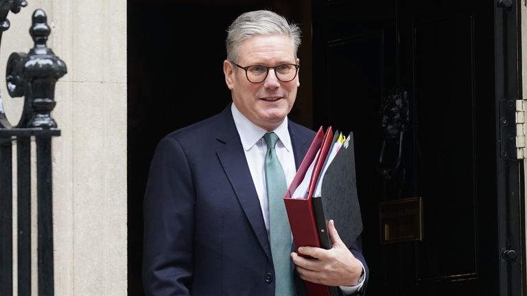 Premier Sir Keir Starmer opuszcza Downing Street 10 w Londynie, aby wziąć udział w pytaniach premiera w izbach parlamentu. Data zdjęcia: środa, 13 listopada 2024 r. PA Fot. Zobacz historię PA POLITYKA PMQ. Autor zdjęcia powinien brzmieć: Stefan Rousseau/PA Wire