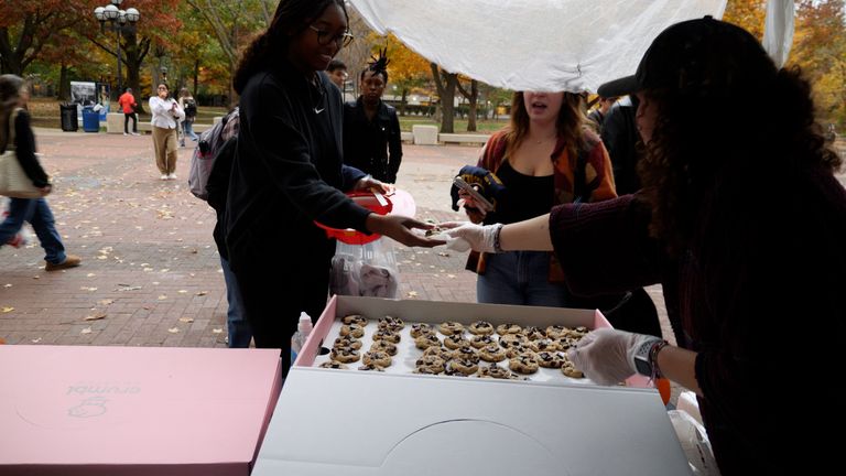 Alunos distribuem biscoitos aos primeiros eleitores