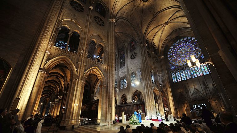 General view inside the Notre Dame Cathedral where Pope Benedict XVI celebrates vespers in Paris on September 12, 2008. Pope Benedict XVI starts a four-day visit to Paris and Lourdes.   REUTERS/Alberto Pizzoli/Pool  (FRANCE)