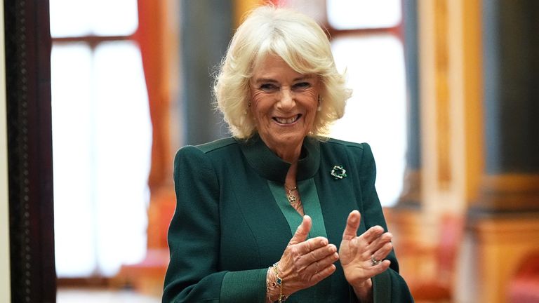 Bidh a’ Bhanrigh Camilla a’ freagairt aig cuirm dha buannaichean Farpais Aiste Co-fhlaitheis na Banrigh.  Dealbh: Reuters