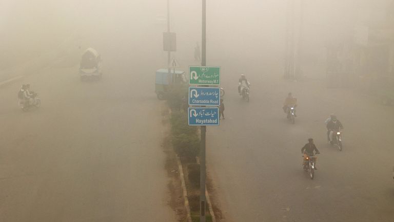 People commute on a smoggy morning in Peshawar, Pakistan, November 11, 2024. REUTERS/Fayaz Aziz