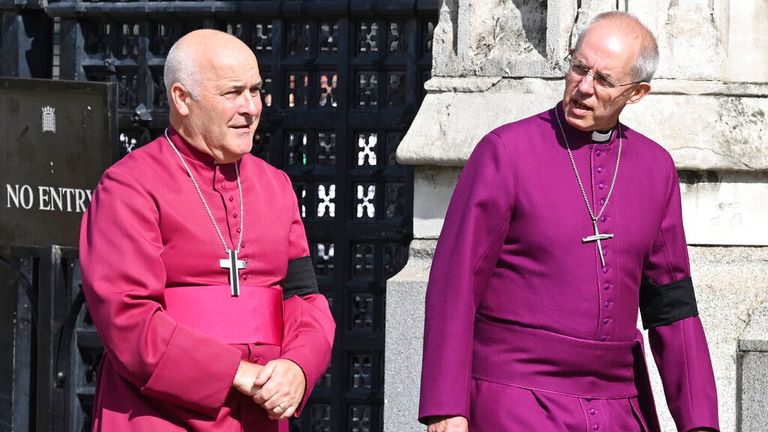 Arcybiskup York Stephen Cottrell, po lewej, z Justinem Welby w 2022 r. Pic: AP