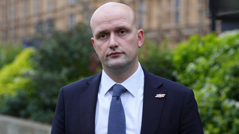 El líder de SNP Westminster, Stephen Flynn, habla con los medios de comunicación en College Green en Westminster, Londres, después de que la canciller de la Hacienda Rachel Reeves entregó su presupuesto en las Casas del Parlamento. Fecha de imagen: miércoles 30 de octubre de 2024.