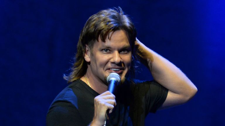 Theo Von afgebeeld tijdens een stand-up optreden in 2022. Foto: mpi04/MediaPunch /IPX