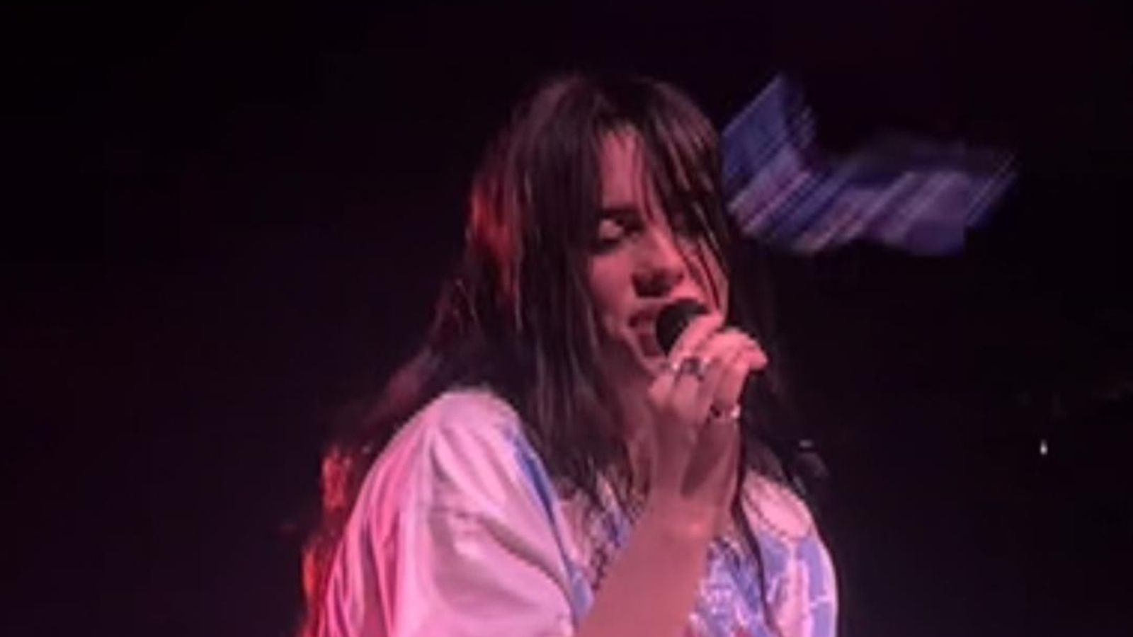Billie Eilish hit in face with a bracelet during concert News UK(02)