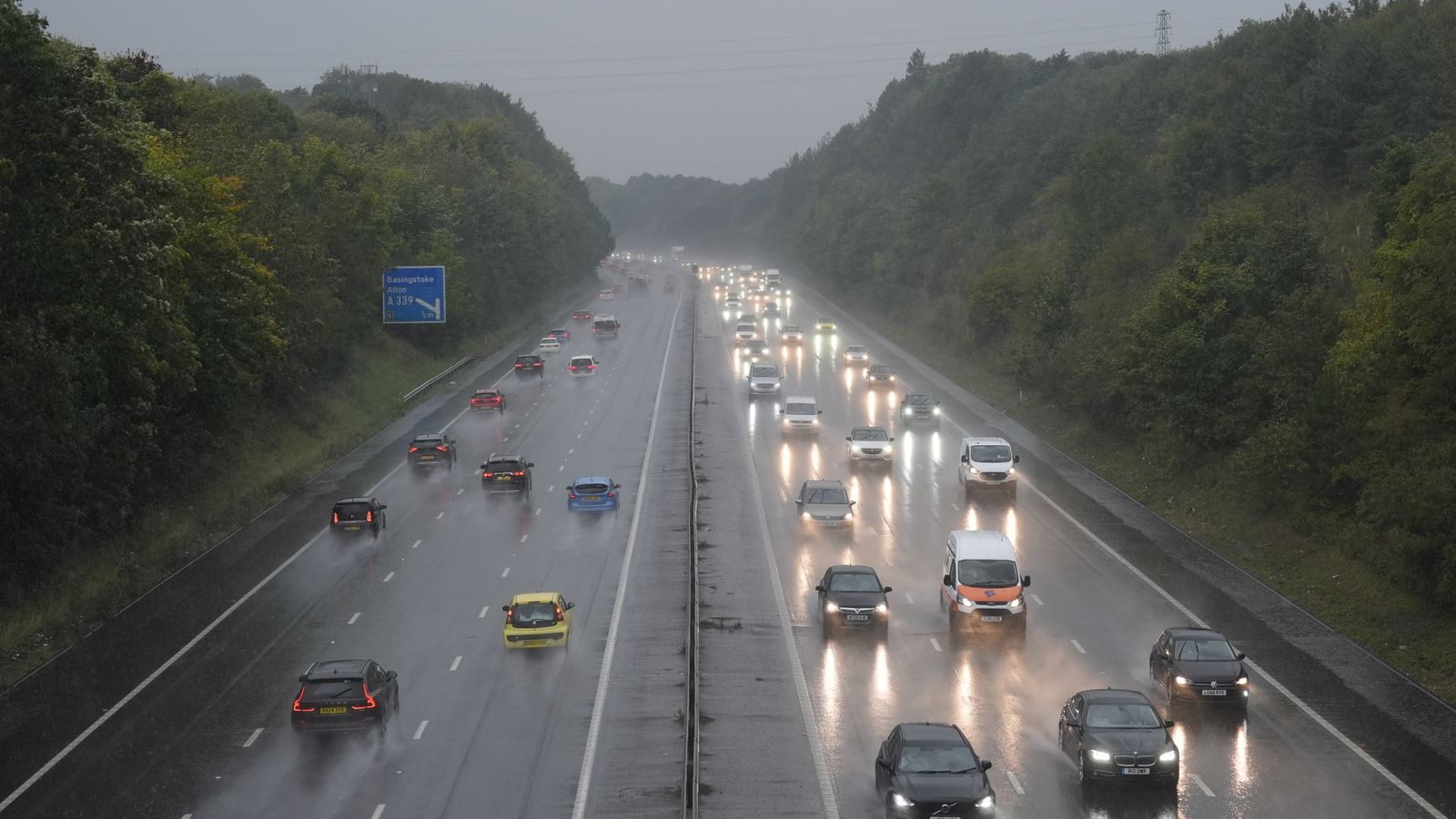 UK weather: Heathrow flights cancelled over strong winds with warnings of Christmas getaway travel disruption