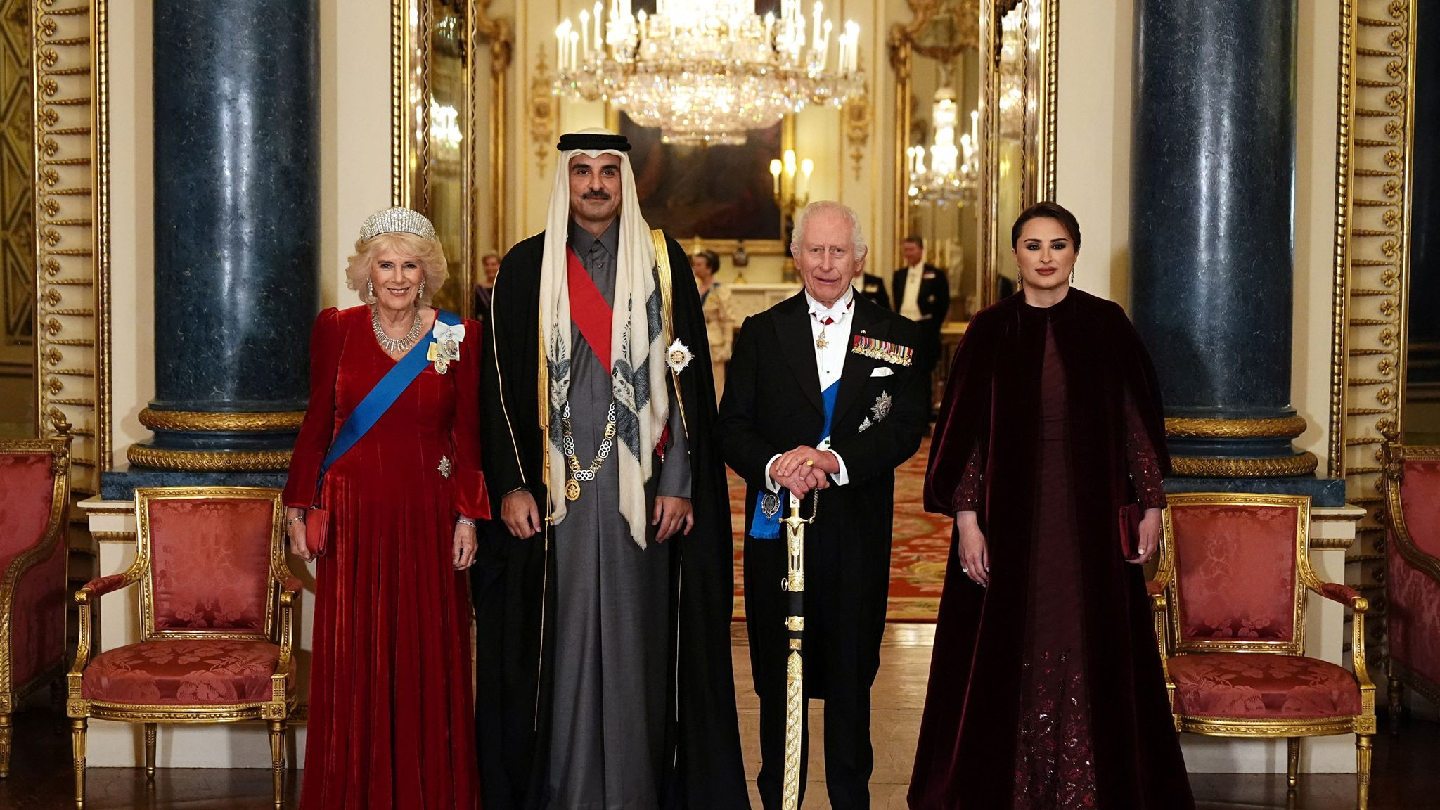 King hosts Qatari ruler at state banquet - with David Beckham next to ...