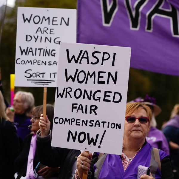 Działaczki Waspi (Kobiety Przeciwko Nierównościom Emerytur Państwowych) organizują protest na College Green w Westminster w Londynie, podczas gdy kanclerz skarbu Rachel Reeves przedstawia swój budżet w izbach parlamentu. Data zdjęcia: środa, 30 października 2024 r.