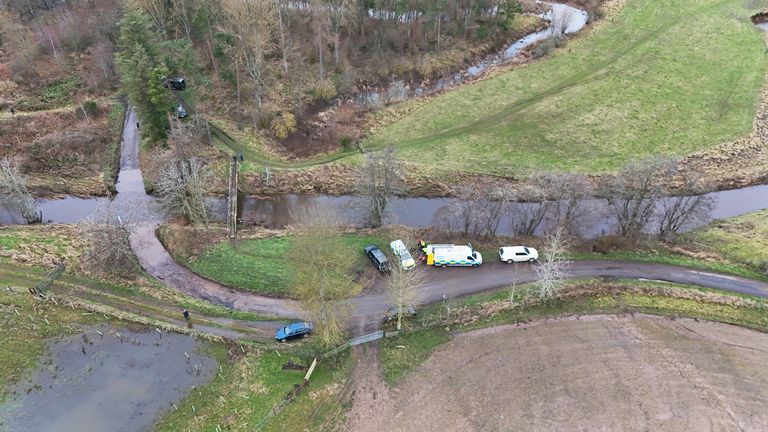 Członkowie zespołu poszukiwawczo-ratowniczego na miejscu zdarzenia w Abberwick Ford nad rzeką Aln w pobliżu Alnwick. Zdjęcie: PA