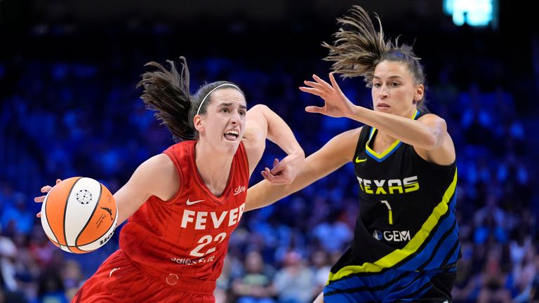 FILE- Bidh geàrd fiabhras Indiana Caitlin Clark (22) ag obair don bhasgaid an aghaidh geàrd Dallas Wings Sevgi Uzun (1) anns a’ chiad leth de gheama ball-basgaid WNBA Didòmhnaich, Sultain 1, 2024, ann an Arlington, Texas. (Dealbh AP / Tony Gutierrez, faidhle)