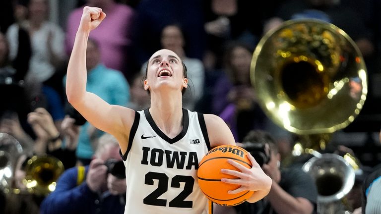 Bidh geàrd Iowa, Caitlin Clark (22) a’ comharrachadh às deidh dhi a’ chùis a dhèanamh air LSU ann an geama ball-basgaid colaiste cruinn Elite Eight aig Farpais NCAA, Diluain, 1 Giblean, 2024, ann an Albany, NY (AP Photo / Mary Altaffer)