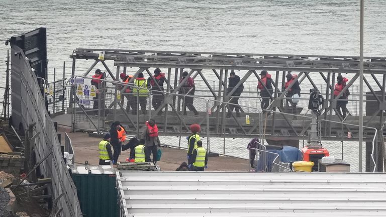 Grupa osób uważanych za migrantów zostaje przywieziona do Dover w hrabstwie Kent ze statku Straży Granicznej po incydencie z małą łodzią na kanale La Manche. Data zdjęcia: czwartek, 12 grudnia 2024 r.

