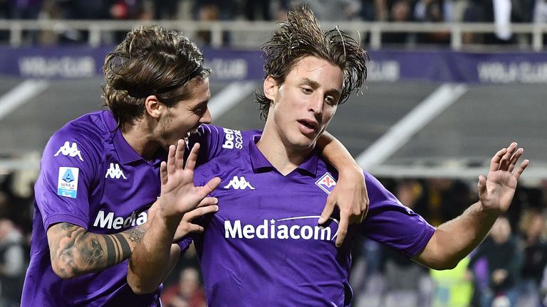 Fiorentina's Edoardo Bove, right, celebrates after scoring a goal during the Italian Serie A soccer match between Fiorentina and Roma at the Stadio Artemio Franchi in Florence, Italy, Sunday, Oct. 27, 2024. (LaPresse via AP)