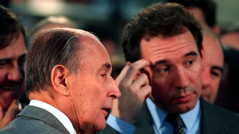 Ministear an Fhoghlaim Francois Bayrou còmhla ri seann Cheann-suidhe na Frainge Francois Mitterand ann an 1994. Dealbh: Reuters