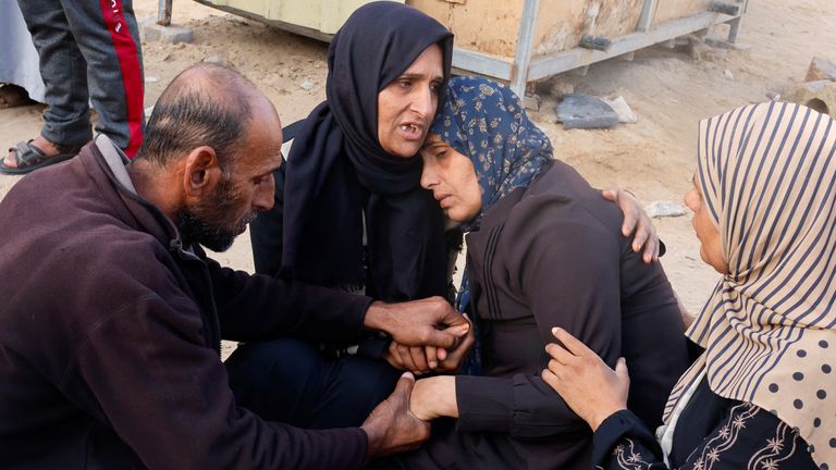 People mourn Palestinians killed in an Israeli strike, at Nasser hospital in Khan Younis in the southern Gaza Strip, December 5, 2024. REUTERS/Mohammed Salem