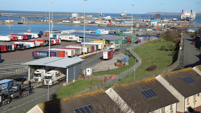 Ràinig làraidhean a' tighinn air bòrd aiseag Stena Line à Baile Àtha Cliath o chionn ghoirid aig Port Holyhead ann an Caergybi.  Dealbh Reuters