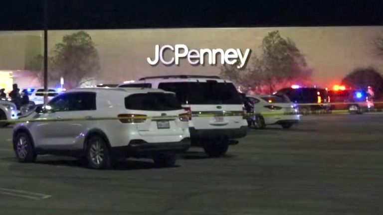 Tha an ìomhaigh seo a thug KXXV seachad a’ sealltainn na poileis a’ freagairt JCPenney aig ionad bhùthan air Disathairne, Dùbhlachd 21, 2024, ann an Killeen, Texas. (KXXV tro AP)