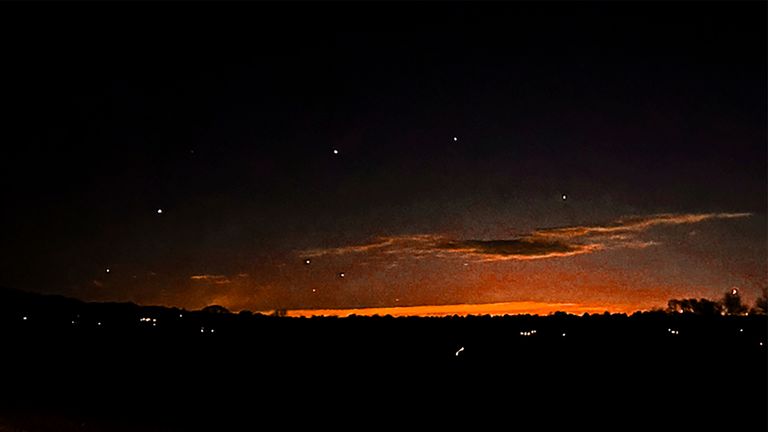 ニュージャージー州レバノンタウンシップ近くの空に光る。写真: トリシャ・ブッシェイ/AP