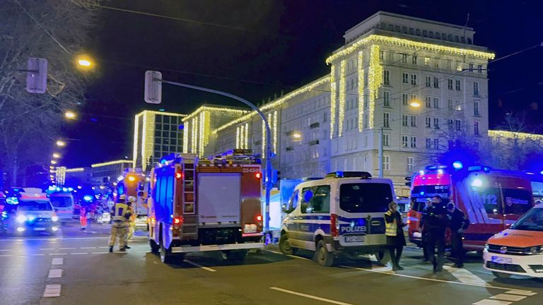 Hulpdiensten op de kerstmarkt in Maagdenburg. Foto: AP