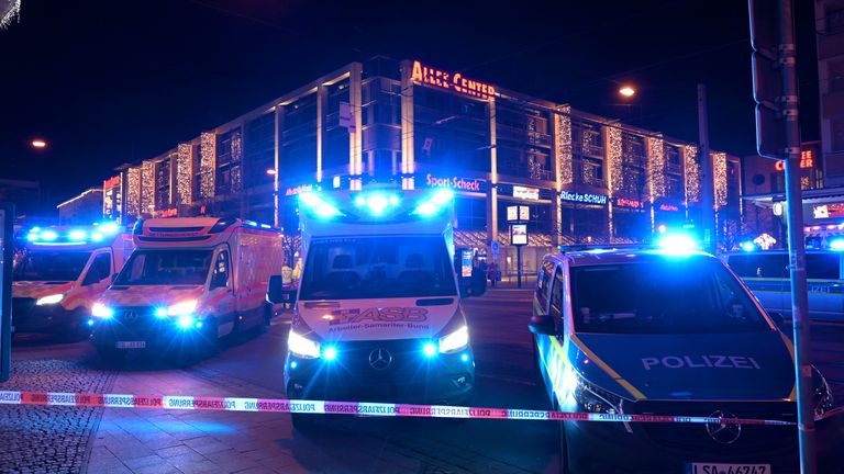 Hulpdiensten op de kerstmarkt in Maagdenburg. Foto: AP