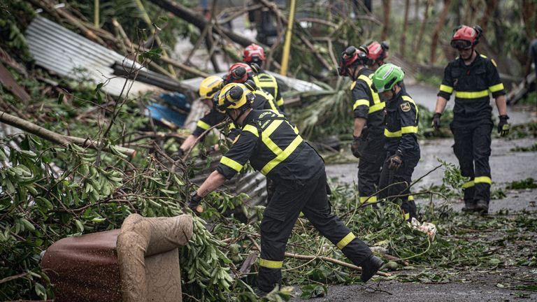 暴風雨に見舞われたフランスのマヨット島で活動する救助隊員。2024年12月16日にロイターが入手した配布資料の画像。UIISC7/Securite Civile/ロイター経由の配布物 この画像は第三者から提供されたものです。再販はありません。アーカイブはありません