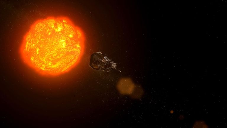 Grafach den Parker Solar Probe a’ dol seachad air a’ Ghrian.  Dealbh: NASA / John Hopkins / APL