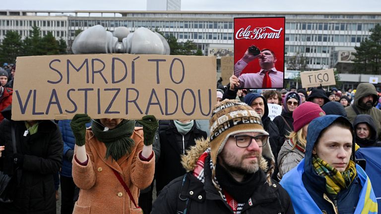 Een demonstrant houdt een bord vast met de tekst 'het ruikt naar verraad' tijdens een anti-regeringsdemonstratie in Slowakije, nadat de premier van het land, Robert Fico, de Russische Vladimir Poetin in Moskou had ontmoet. Afbeelding: Reuters