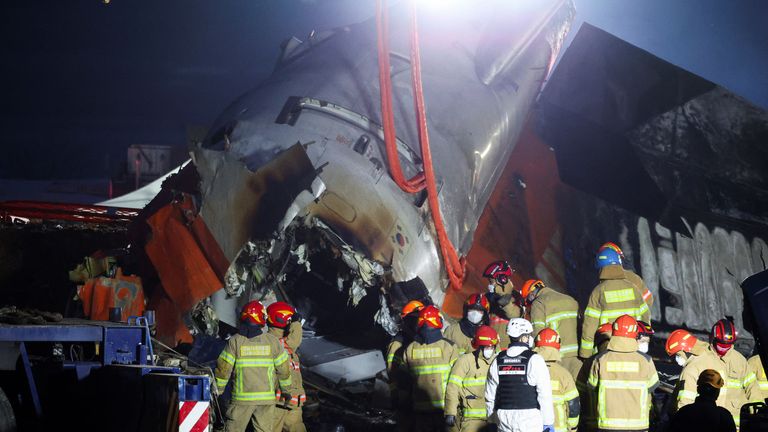 Redders werken aan het wrak van een vliegtuig dat van de landingsbaan raakte en neerstortte op Muan International Airport in Muan, Zuid-Korea, op 29 december 2024. REUTERS/Kim Hong-Ji