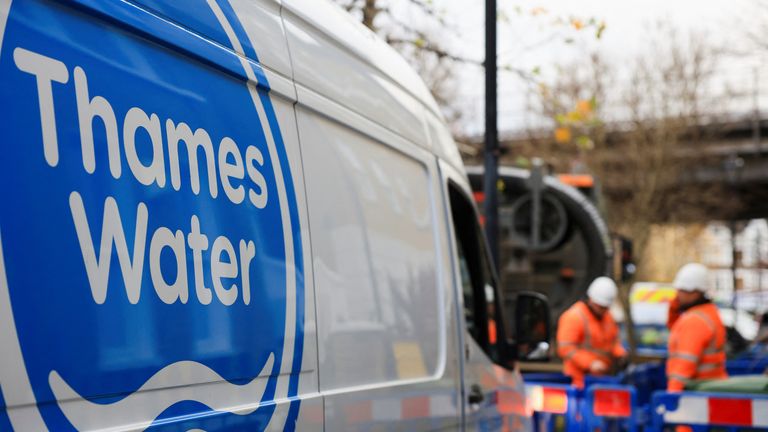 Pracownik Thames Water przechodzi obok furgonetki podczas prac naprawczych i konserwacyjnych, Londyn, Wielka Brytania, 16 grudnia 2024 r. REUTERS/Mina Kim

