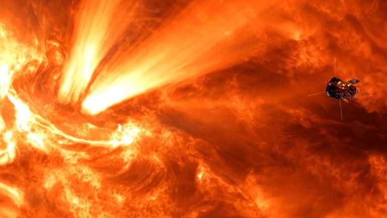 Grafach den Parker Solar Probe a’ dol seachad air a’ Ghrian.  Dealbh: NASA / John Hopkins / APL