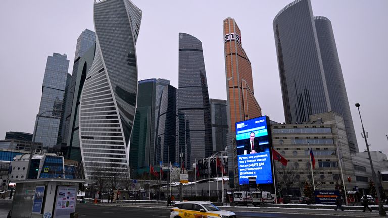 Elektroniczny billboard na budynku przedstawia prezydenta Rosji Władimira Putina podczas corocznej konferencji prasowej i pokazu telefonicznego w Moskwie, Rosja, czwartek, 19 grudnia 2024 r., z miastem Moskwa w tle. (AP Photo/Dmitry Serebryakov)