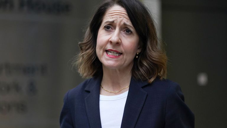 Sekretarz pracy i emerytur Liz Kendall przemawiała do mediów przed Departamentem Pracy i Emerytur w Westminster w Londynie po ogłoszeniu, że kobiety dotknięte zmianami wieku emerytalnego nie otrzymają odszkodowania. Zdjęcie: PA