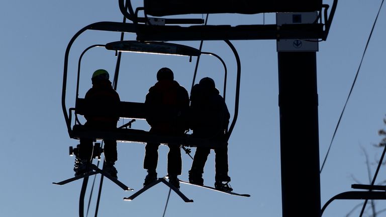 Narciarze na wyciągu narciarskim w Winter Park Resort w Kolorado, 2012. Zdjęcie pliku: AP