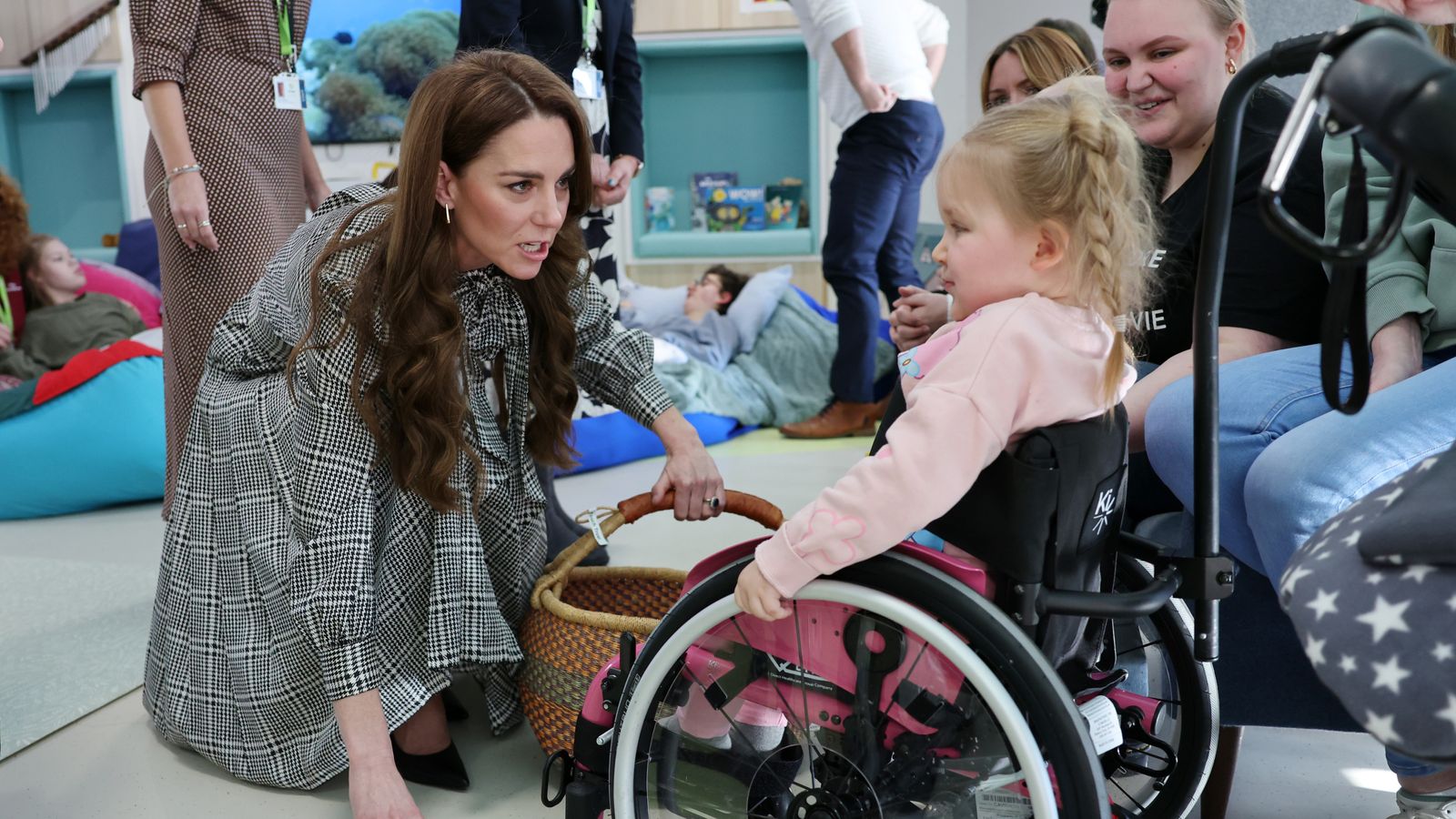 The Princess of Wales,‍ Patron of ⁣Ty Hafan Children's Hospice, speaks ‍to three-year-old dani-Rae.