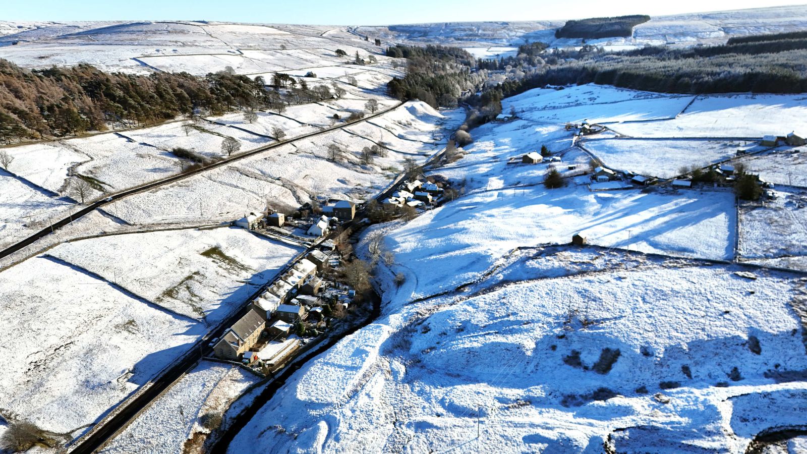 UK weather: Temperatures 'plunge to minus 8C' as snow and ice warnings in place over weekend