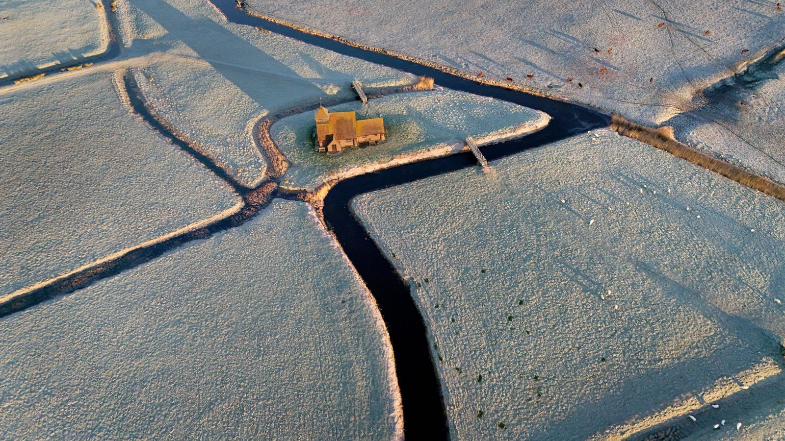 UK weather: Travel disruption and health warning as cold snap hits Britain